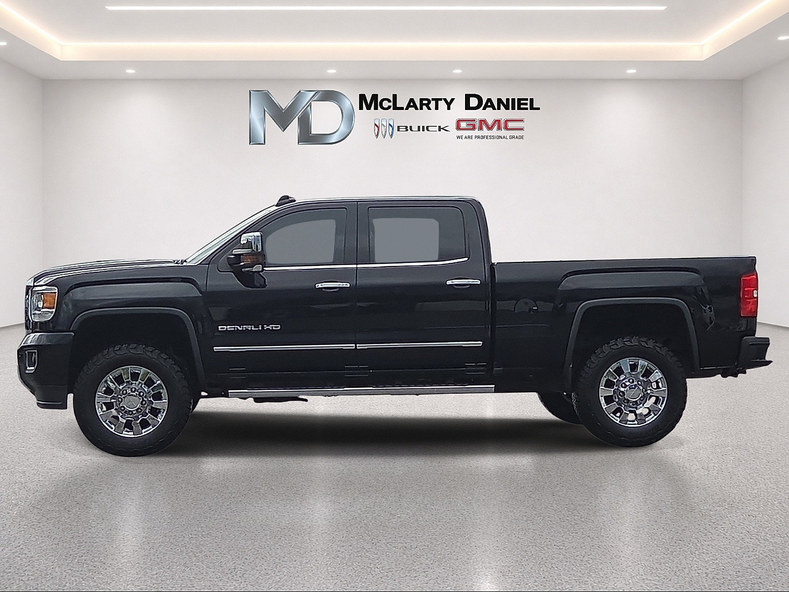 Used 2017 GMC Sierra 2500 Denali w/ Suspension Package, Off-Road AWD/4WD image 2
