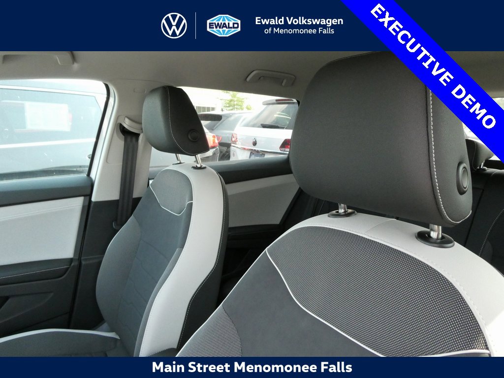 Used 2025 Volkswagen Taos SE image 28