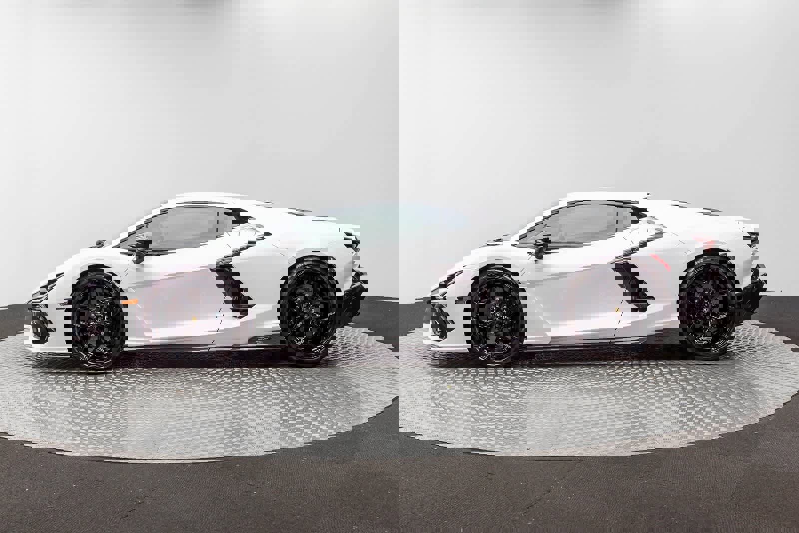 Used 2024 Lamborghini Revuelto image 3