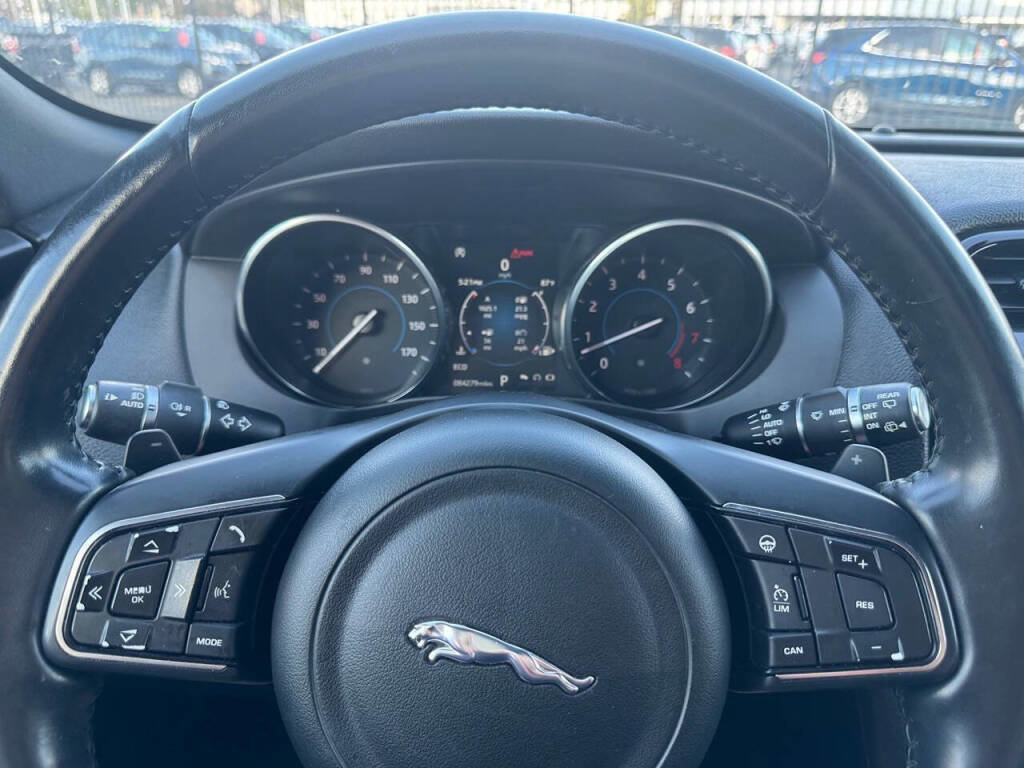 Used 2018 Jaguar F-PACE Premium image 19