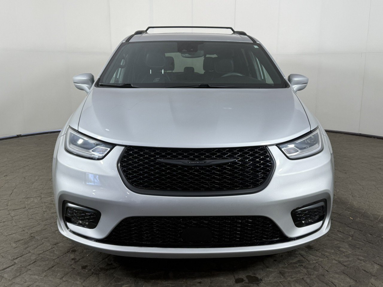 Used 2022 Chrysler Pacifica Touring-L w/ S Appearance Package FWD image 2