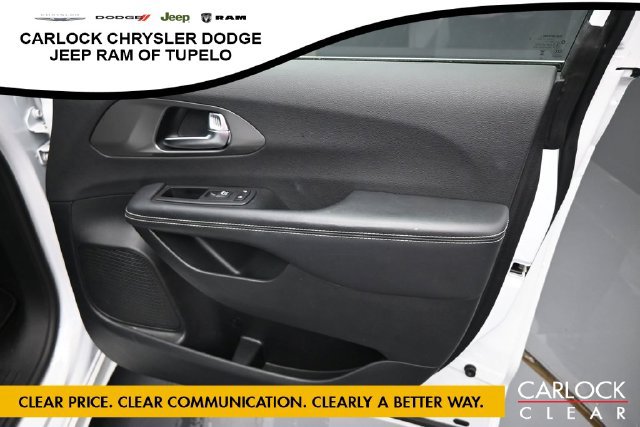 Used 2025 Chrysler Pacifica Select FWD image 35
