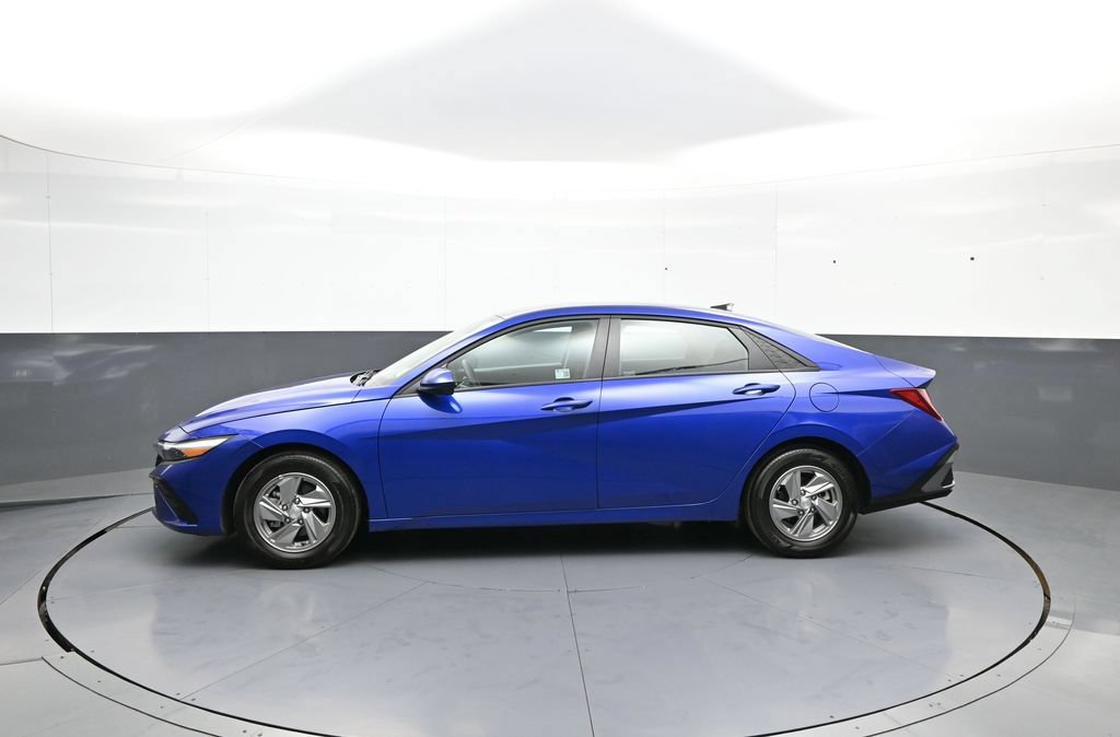 Certified 2025 Hyundai Elantra SE FWD image 9