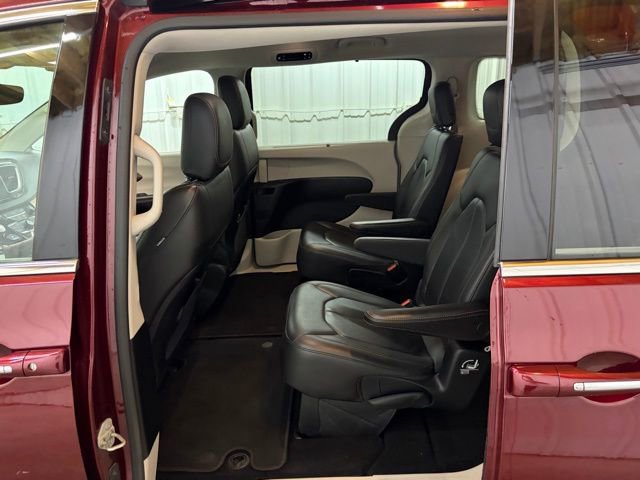 Used 2018 Chrysler Pacifica Touring-L FWD image 19