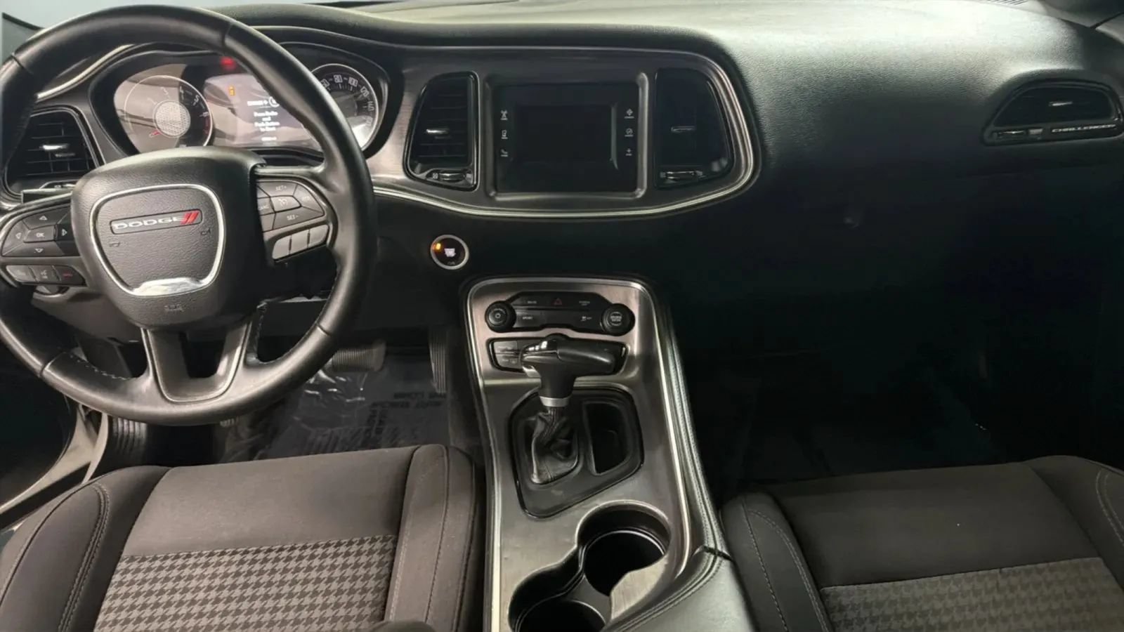 Used 2017 Dodge Challenger SXT RWD image 15