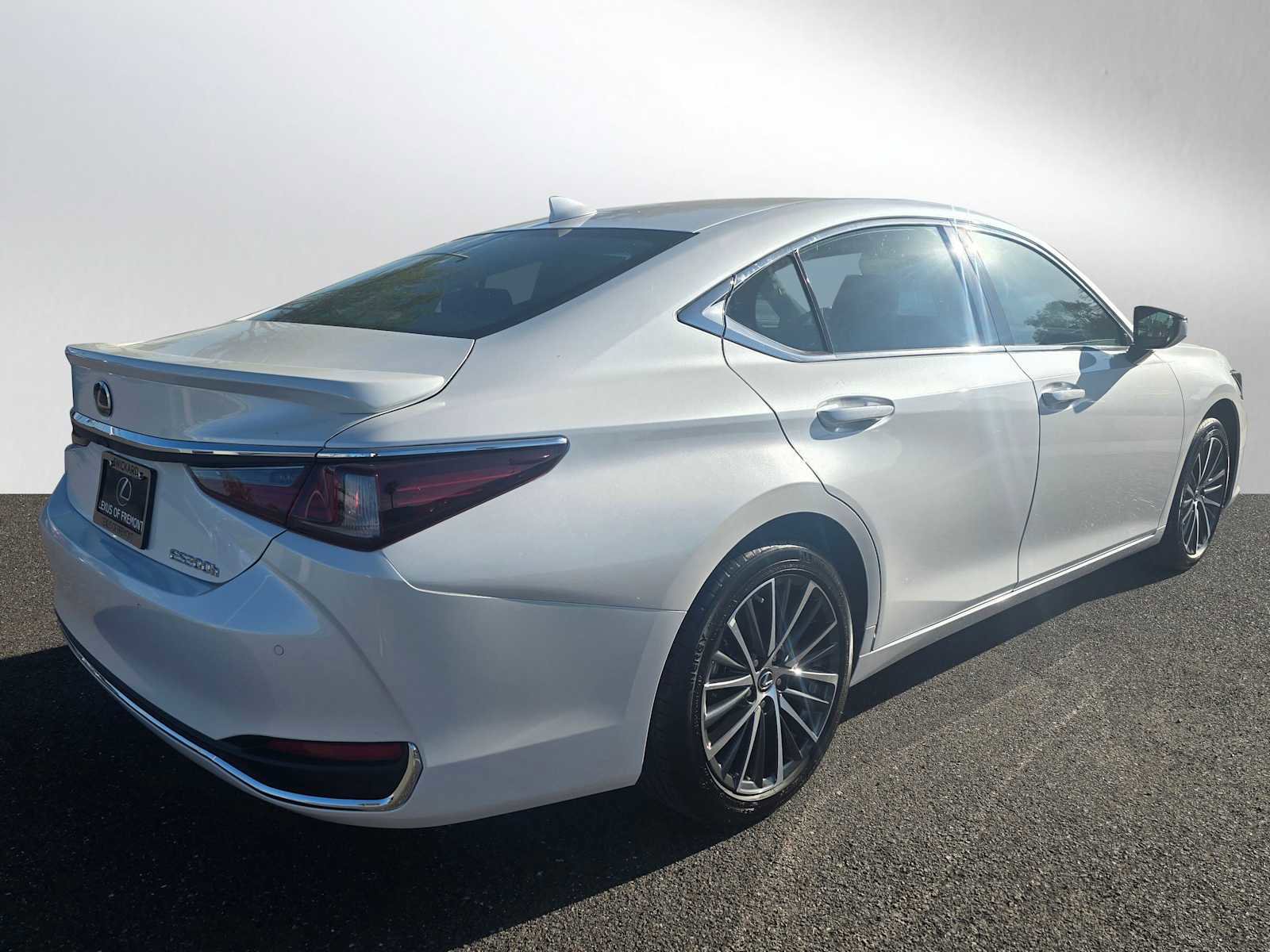 Used 2025 Lexus ES 300h w/ Premium Package image 3