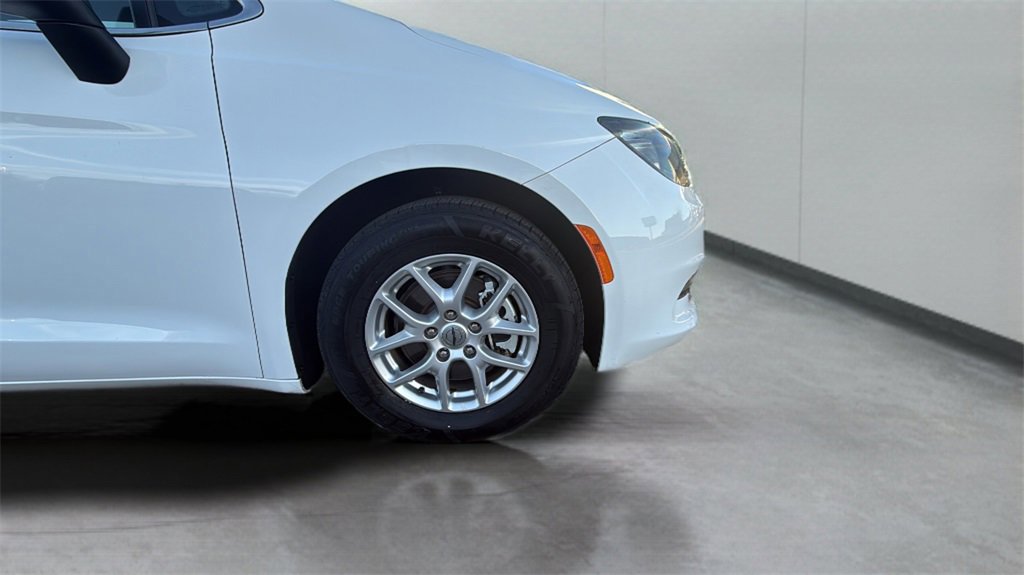 Used 2022 Chrysler Voyager LX image 58