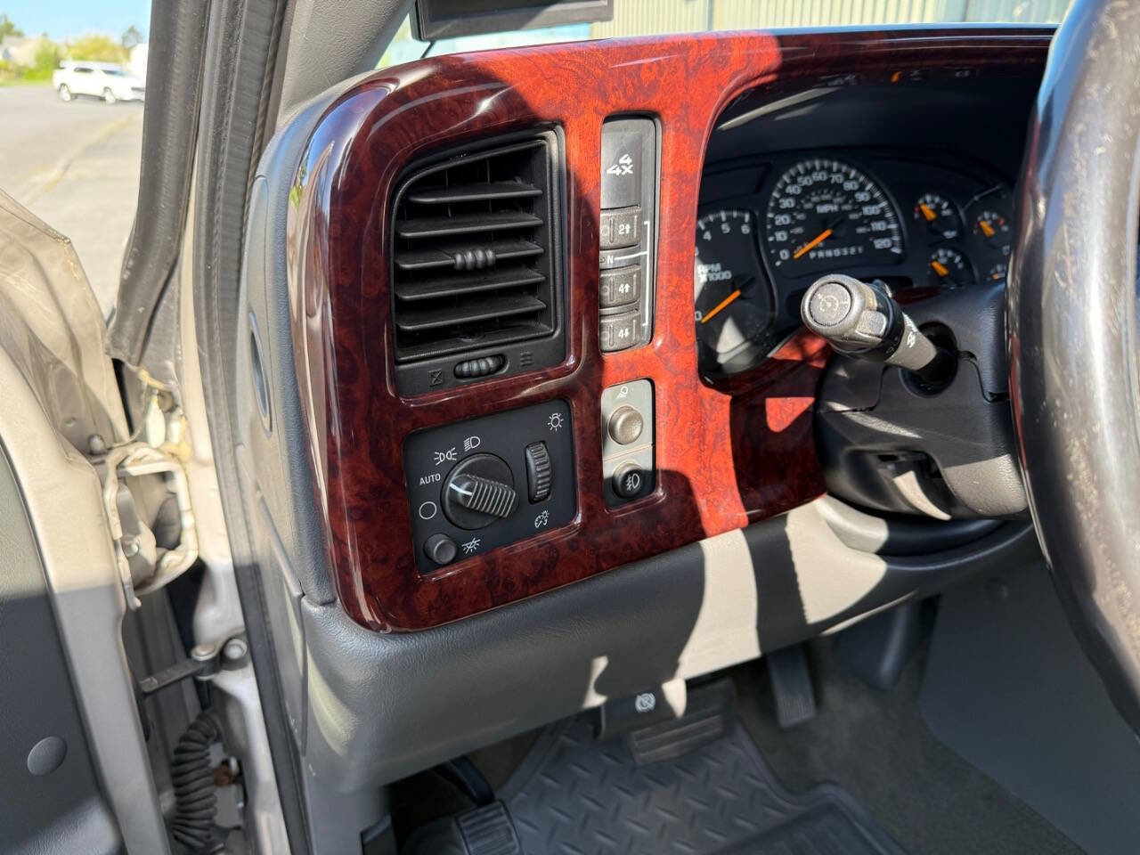 Used 2006 Chevrolet Silverado 2500 LT w/ Skid Plate Package AWD/4WD image 13