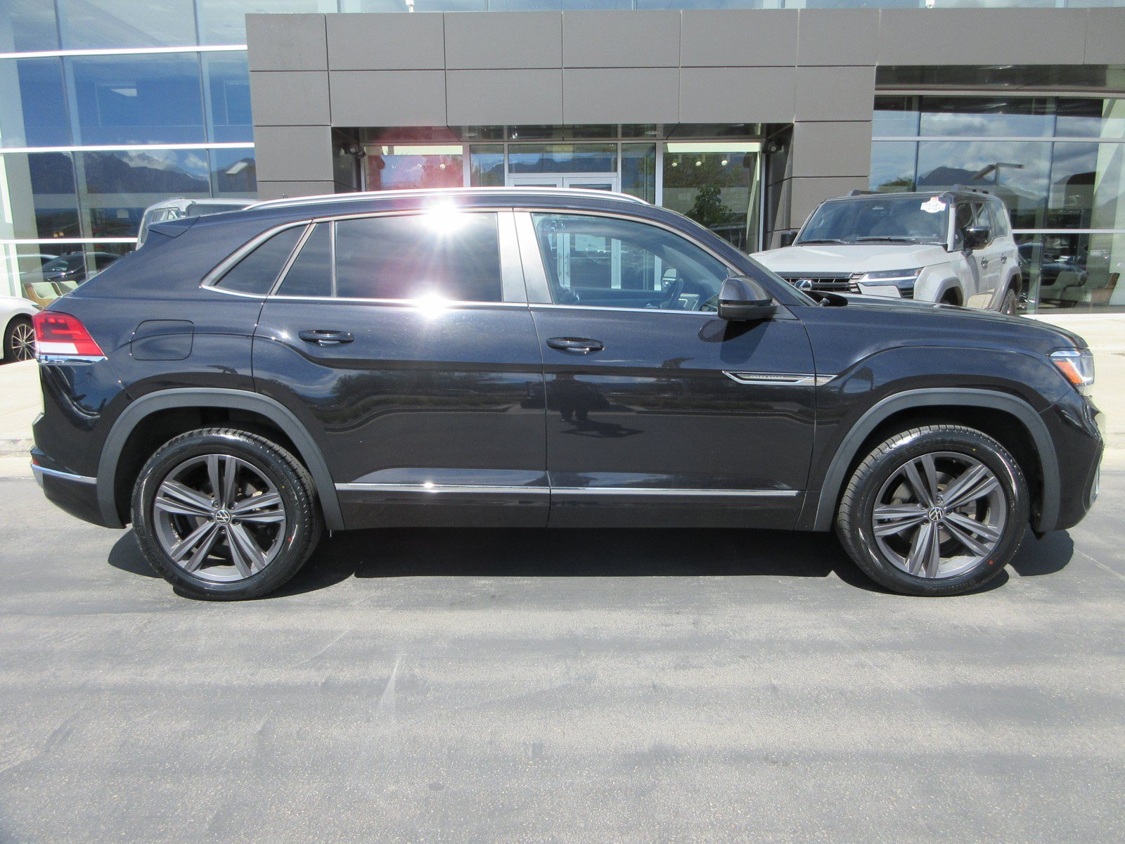 Used 2020 Volkswagen Atlas Cross Sport SE w/ Towing Package AWD/4WD image 13