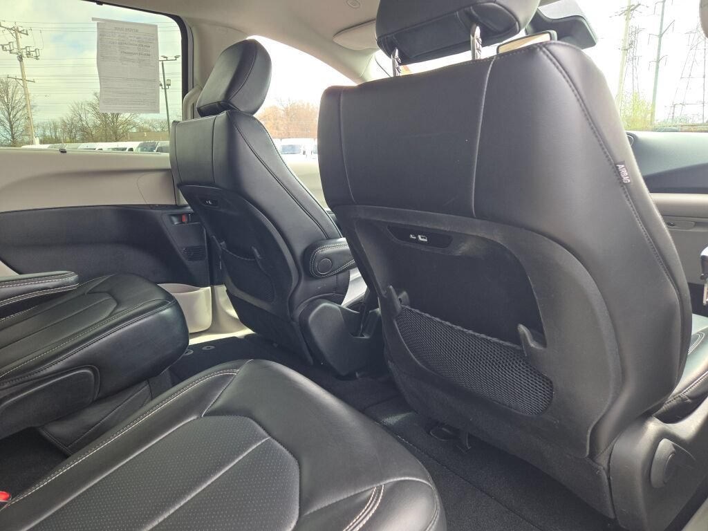 Used 2024 Chrysler Pacifica Touring-L FWD image 11