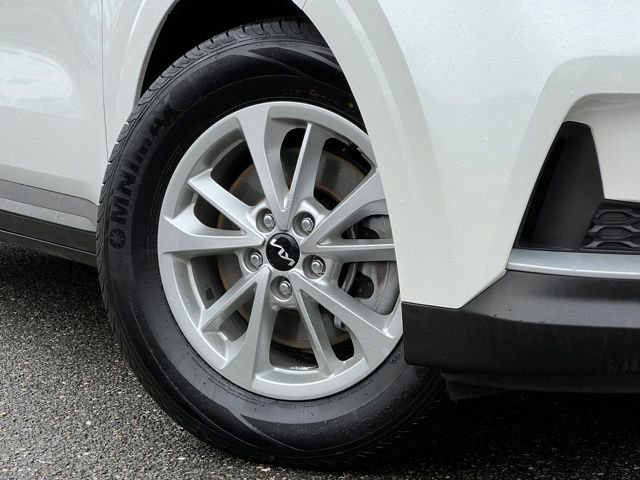 Certified 2024 Kia Carnival LX image 2