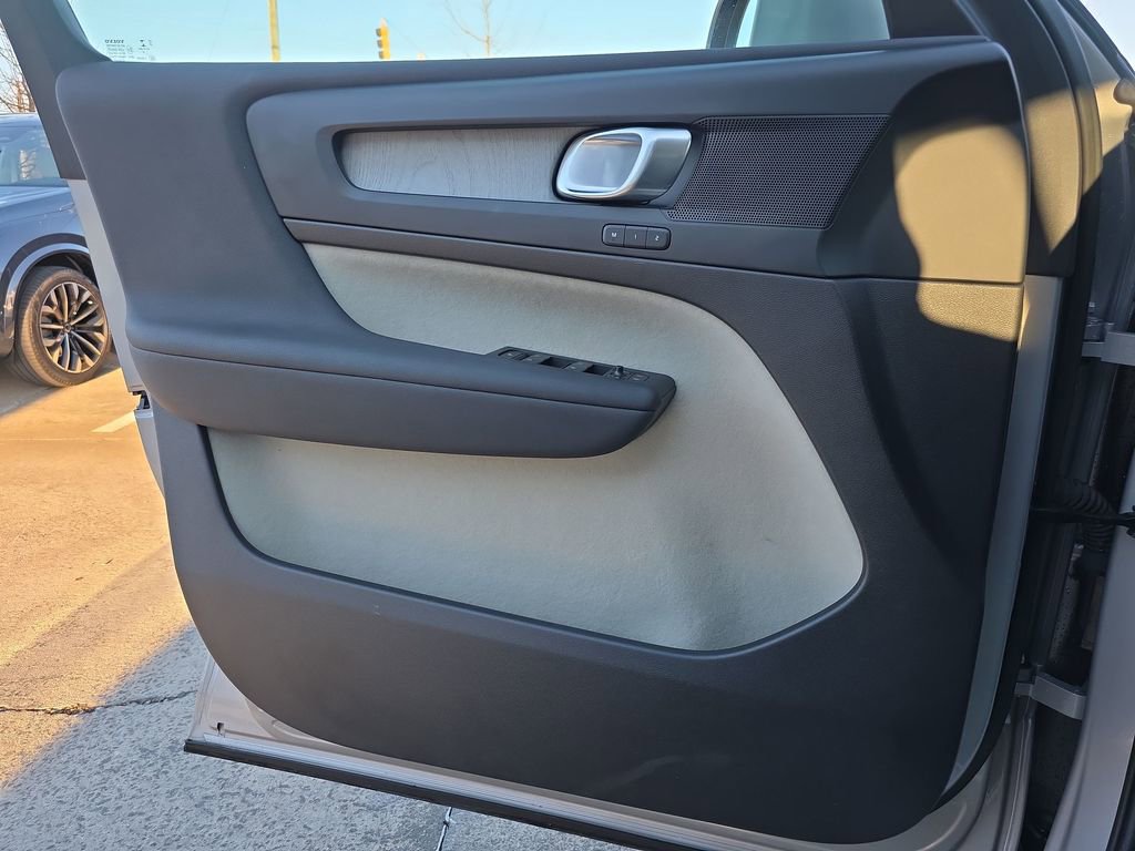 Certified 2023 Volvo XC40 B5 Plus w/ Driver Assist Package image 31