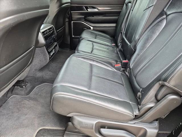 Used 2023 Jeep Wagoneer L Series II AWD/4WD image 19