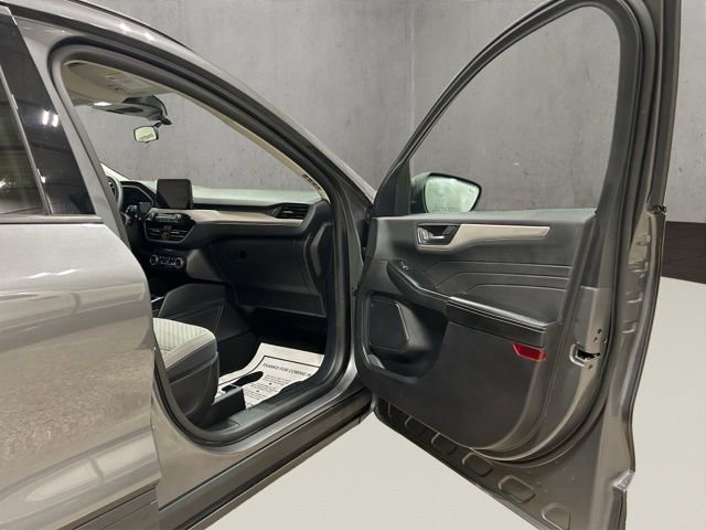Used 2022 Ford Escape SE w/ SE Sport Appearance Package image 18