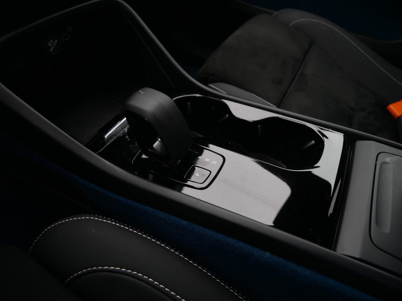 Used 2022 Volvo C40 P8 Recharge Ultimate image 21