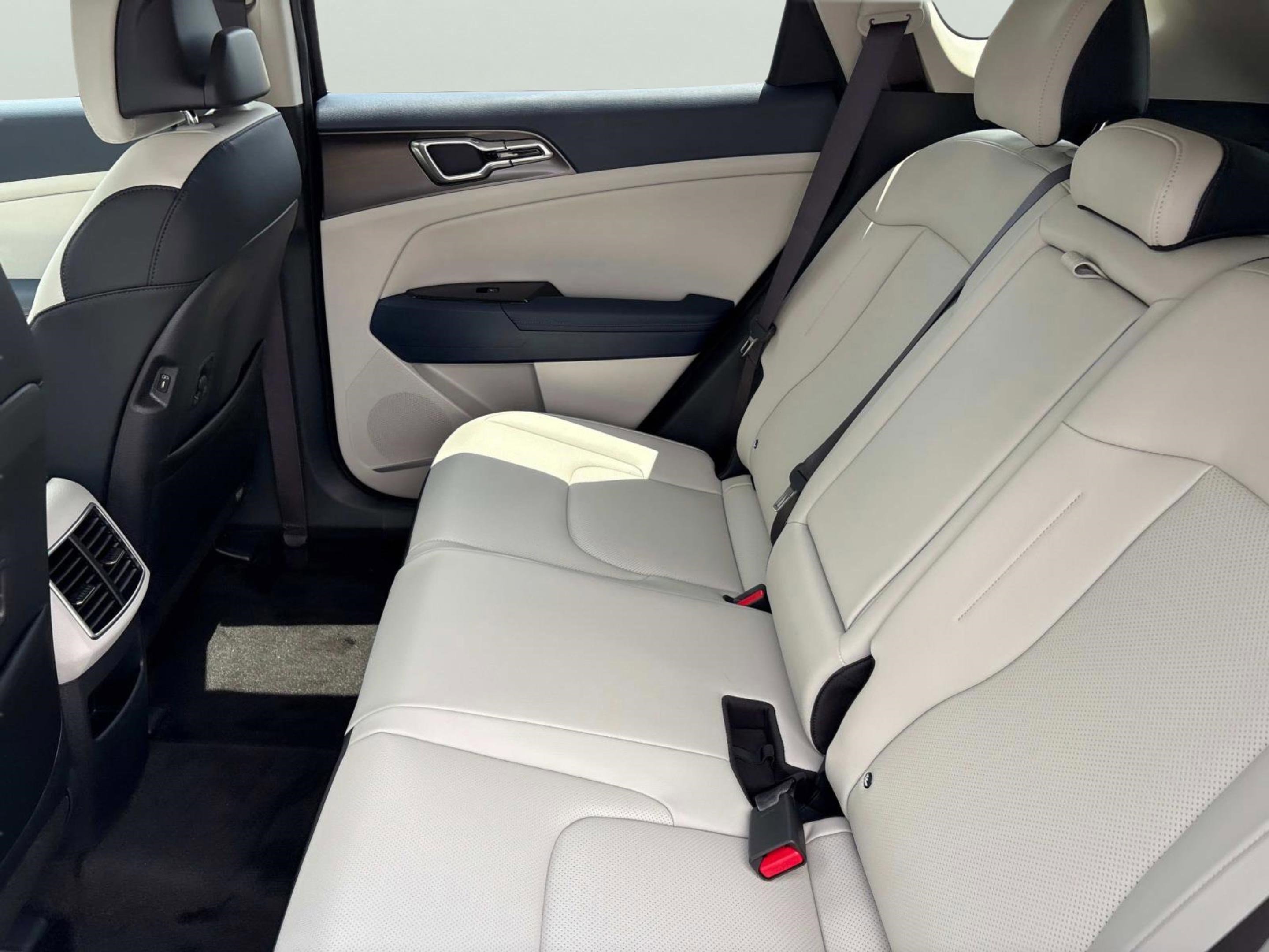 New 2025 Kia Sportage EX image 17