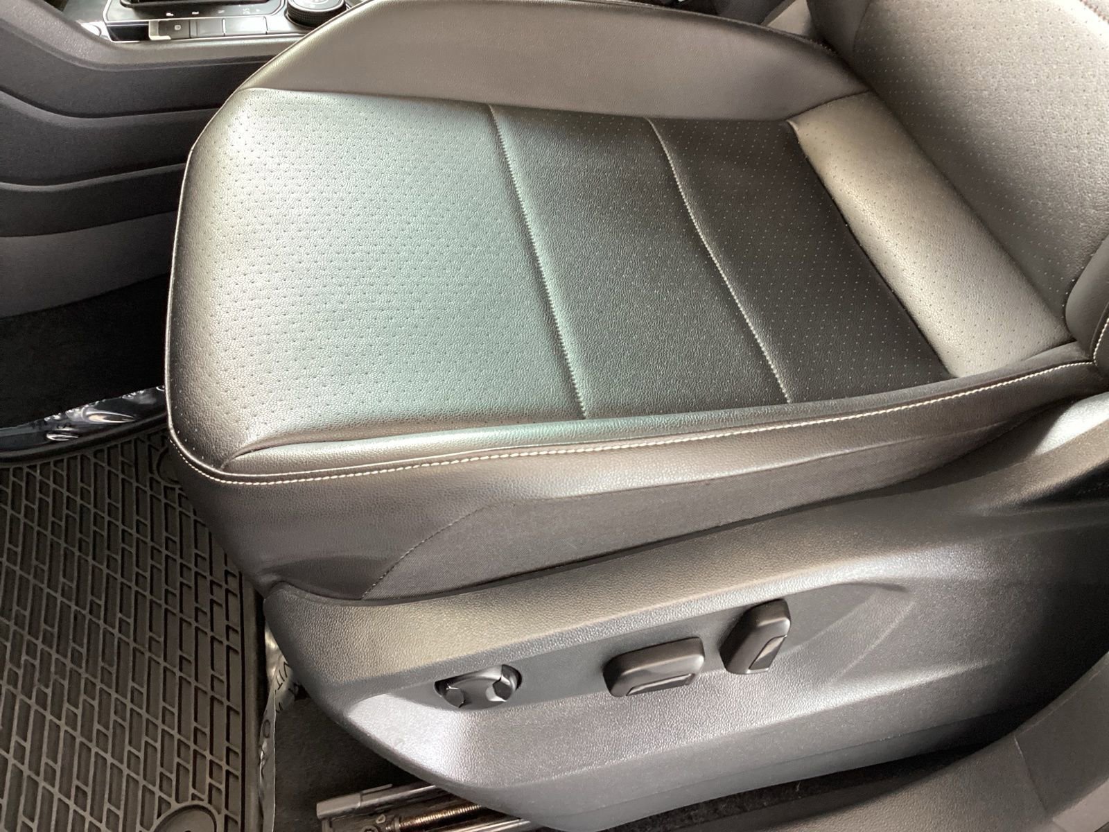 Used 2021 Volkswagen Tiguan SE image 12