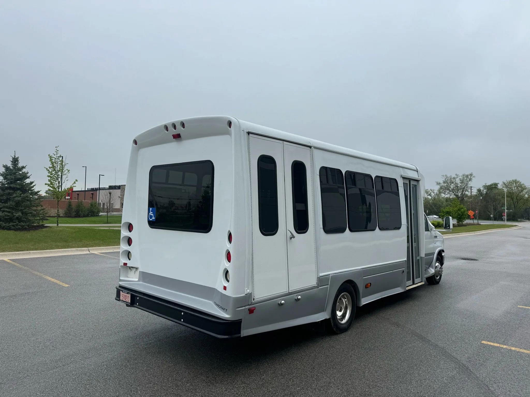 Used 2011 Ford E-450 and Econoline 450 Super Duty w/ Shuttle Bus Prep Pkg image 5