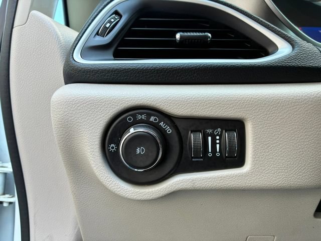 Used 2021 Chrysler Pacifica Touring-L FWD image 24