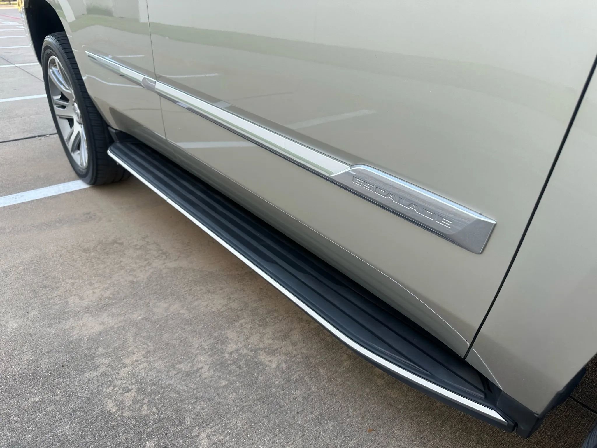 Used 2015 Cadillac Escalade Luxury image 7