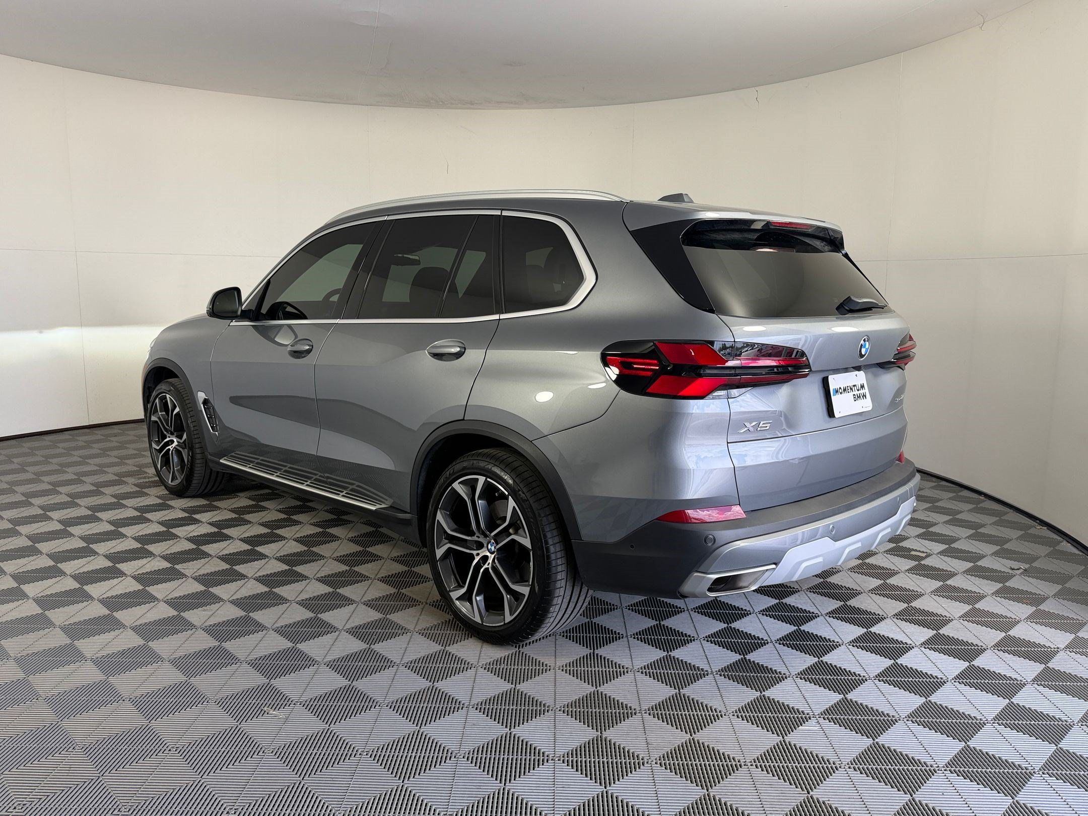 Used 2024 BMW X5 sDrive40i w/ Premium Package RWD image 3