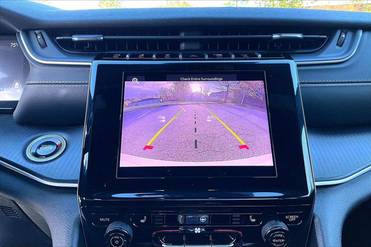 Certified 2025 Jeep Grand Cherokee Altitude AWD/4WD image 13
