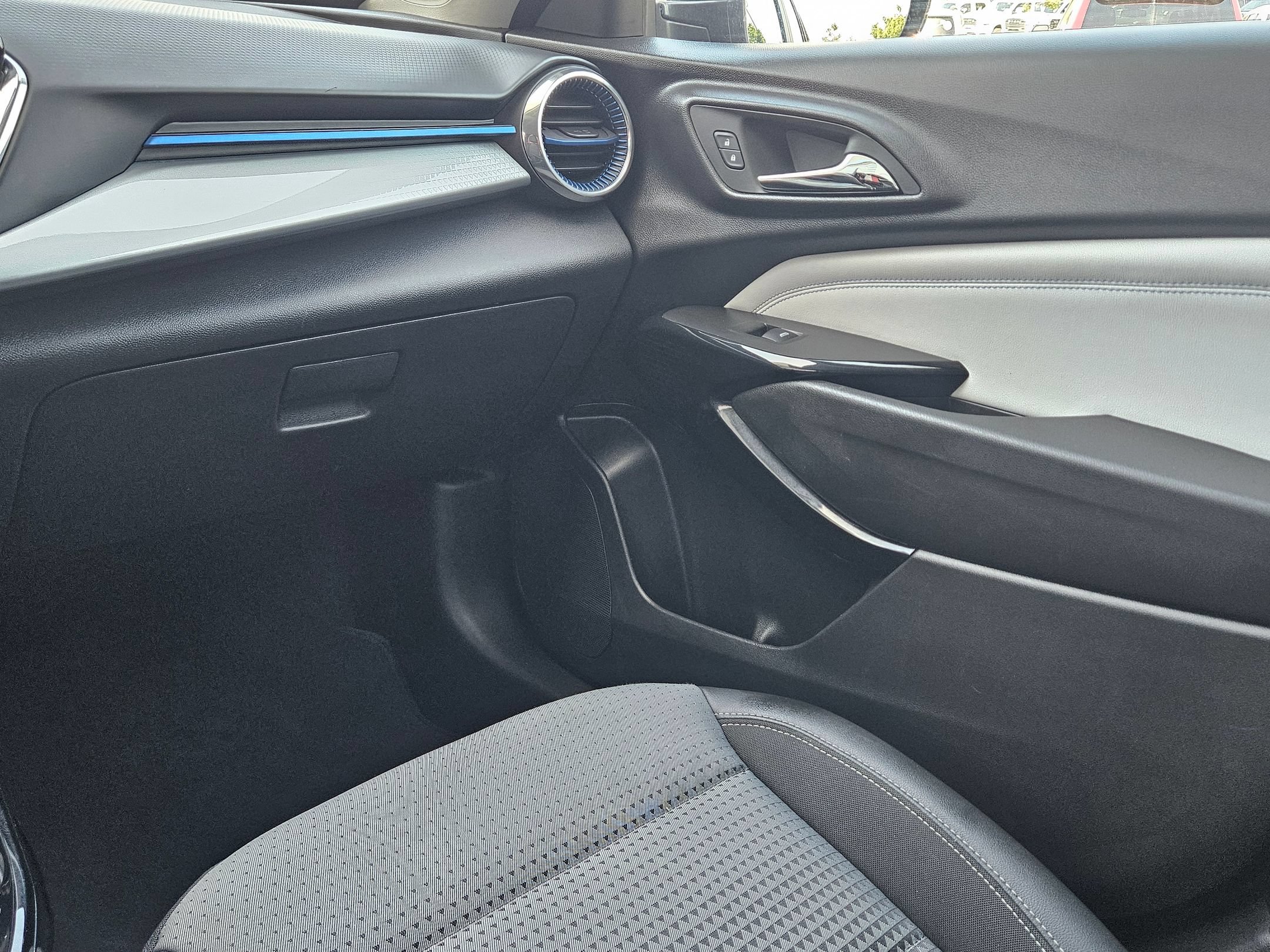 Used 2025 Chevrolet Trax LT FWD image 11