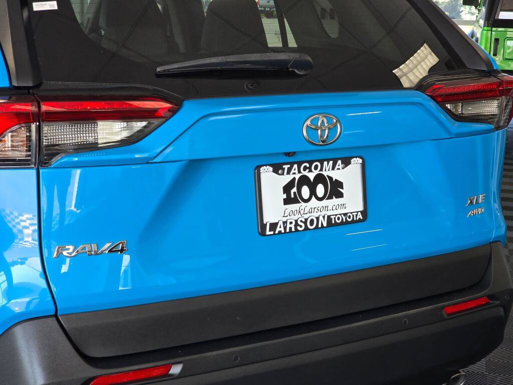 Used 2019 Toyota RAV4 XLE Premium AWD/4WD image 12