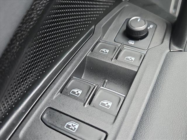 Certified 2025 Volkswagen Tiguan SE image 8