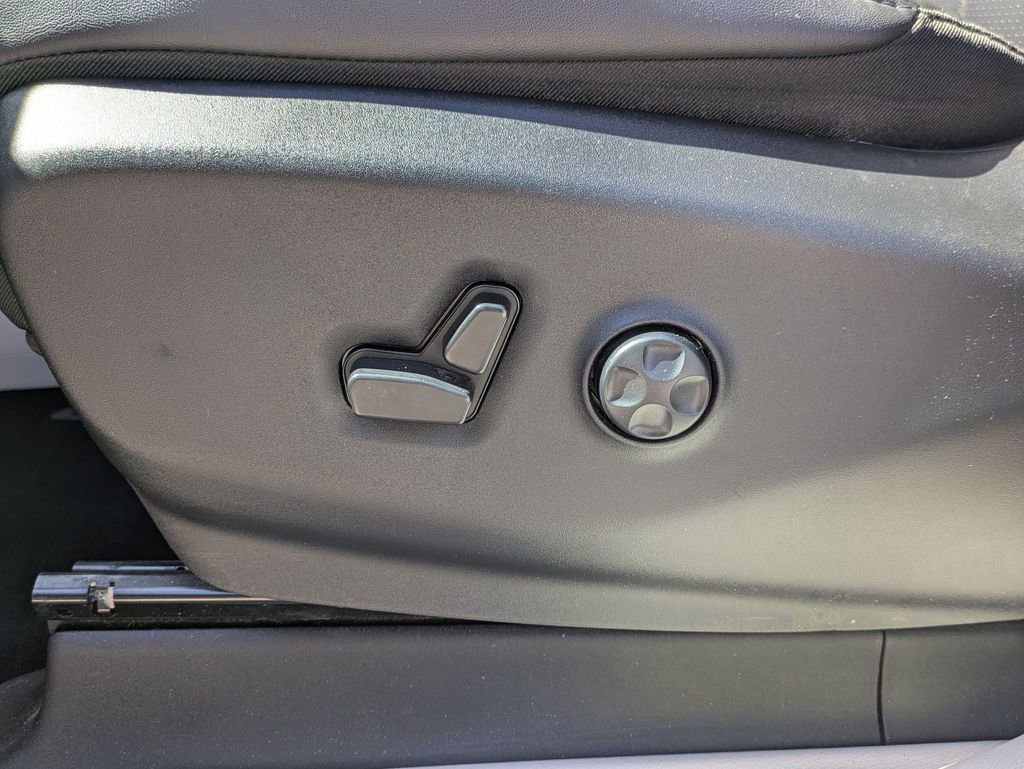 Used 2024 Chrysler Pacifica Touring-L image 13