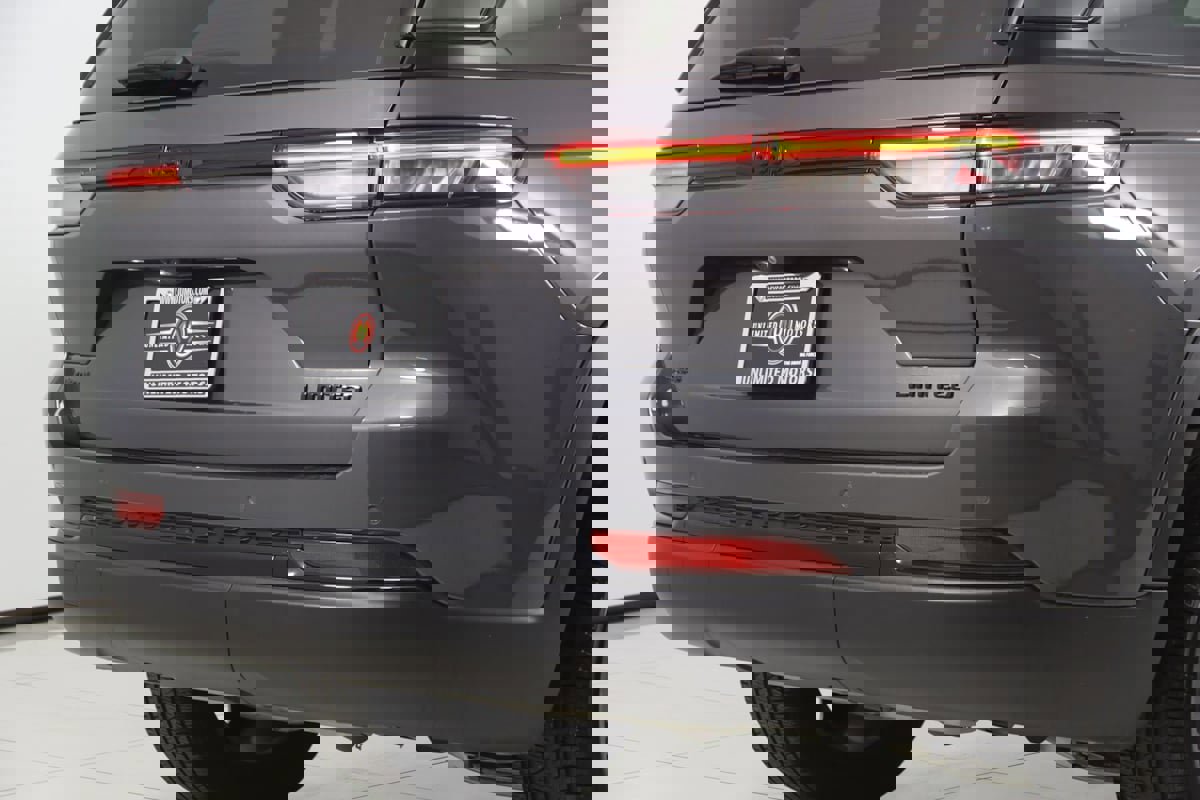 Used 2024 Jeep Grand Cherokee Limited w/ Luxury Tech Group II image 44