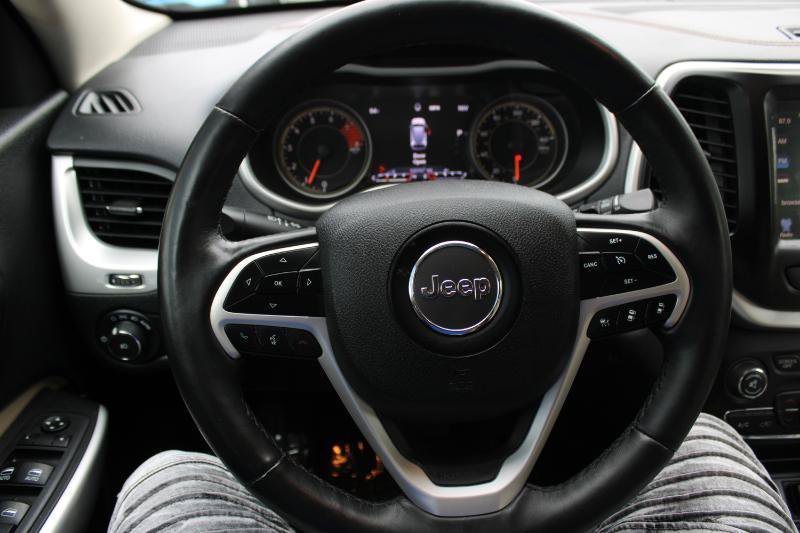 Used 2018 Jeep Cherokee Limited w/ Technology Group FWD image 9