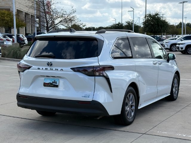 Used 2023 Toyota Sienna XLE FWD image 2