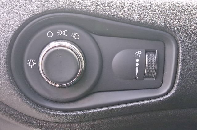 Used 2023 Jeep Renegade Latitude AWD/4WD image 12