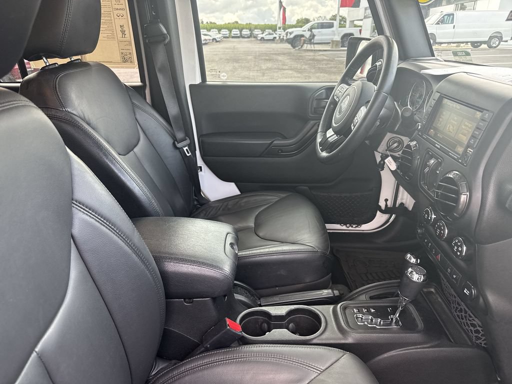 Used 2017 Jeep Wrangler Unlimited Sahara AWD/4WD image 13