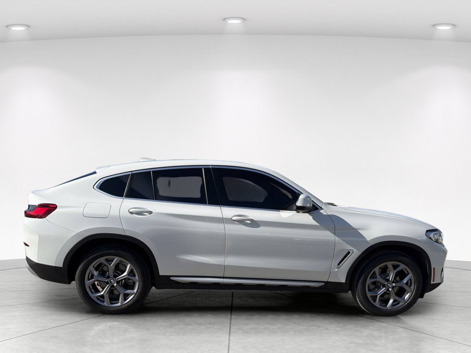 Certified 2025 BMW X4 xDrive30i AWD/4WD image 3