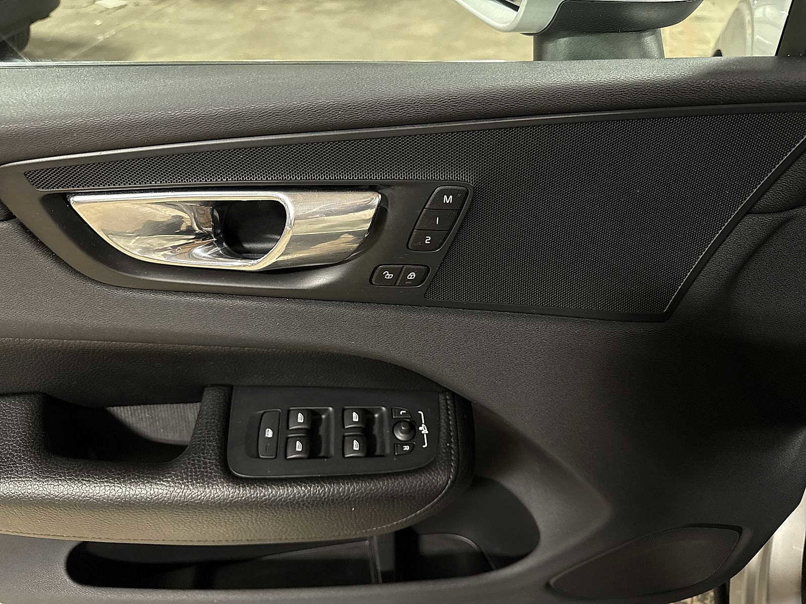 Used 2018 Volvo XC60 T6 Momentum w/ Advanced Package AWD/4WD image 22