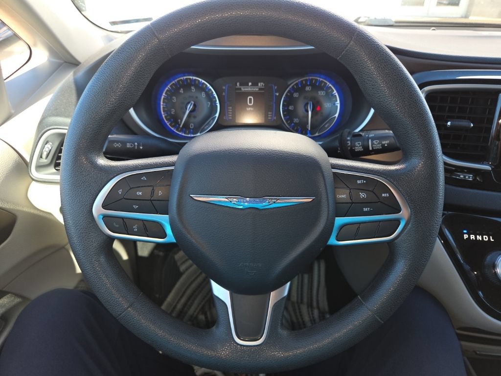 Used 2018 Chrysler Pacifica Touring w/ Tire & Wheel Group FWD image 16
