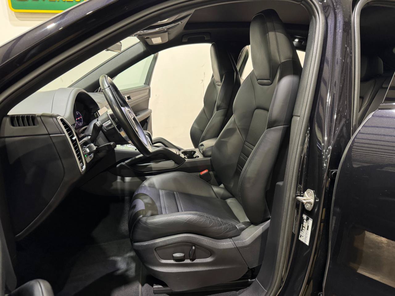 Used 2022 Porsche Cayenne Coupe AWD/4WD image 12