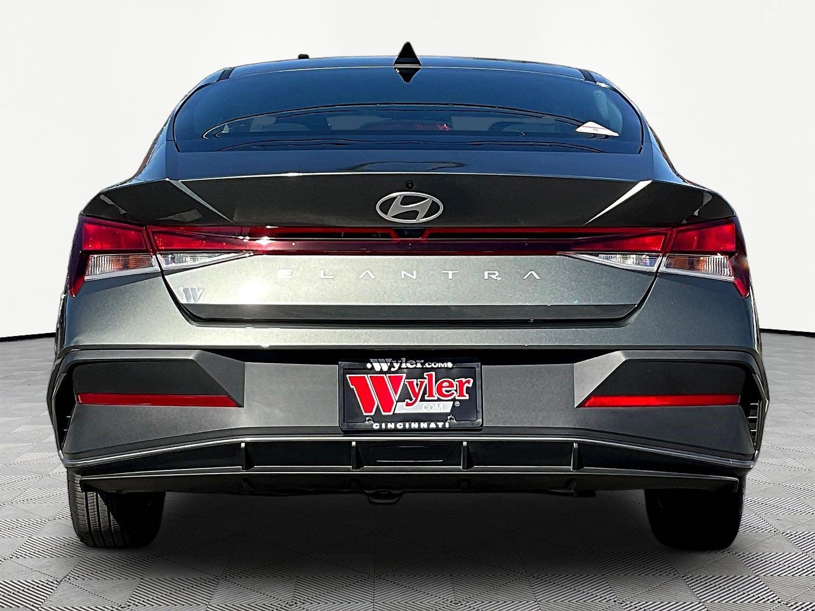 Used 2026 Hyundai Elantra SE FWD image 5