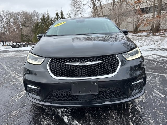 Used 2024 Chrysler Pacifica Select image 2