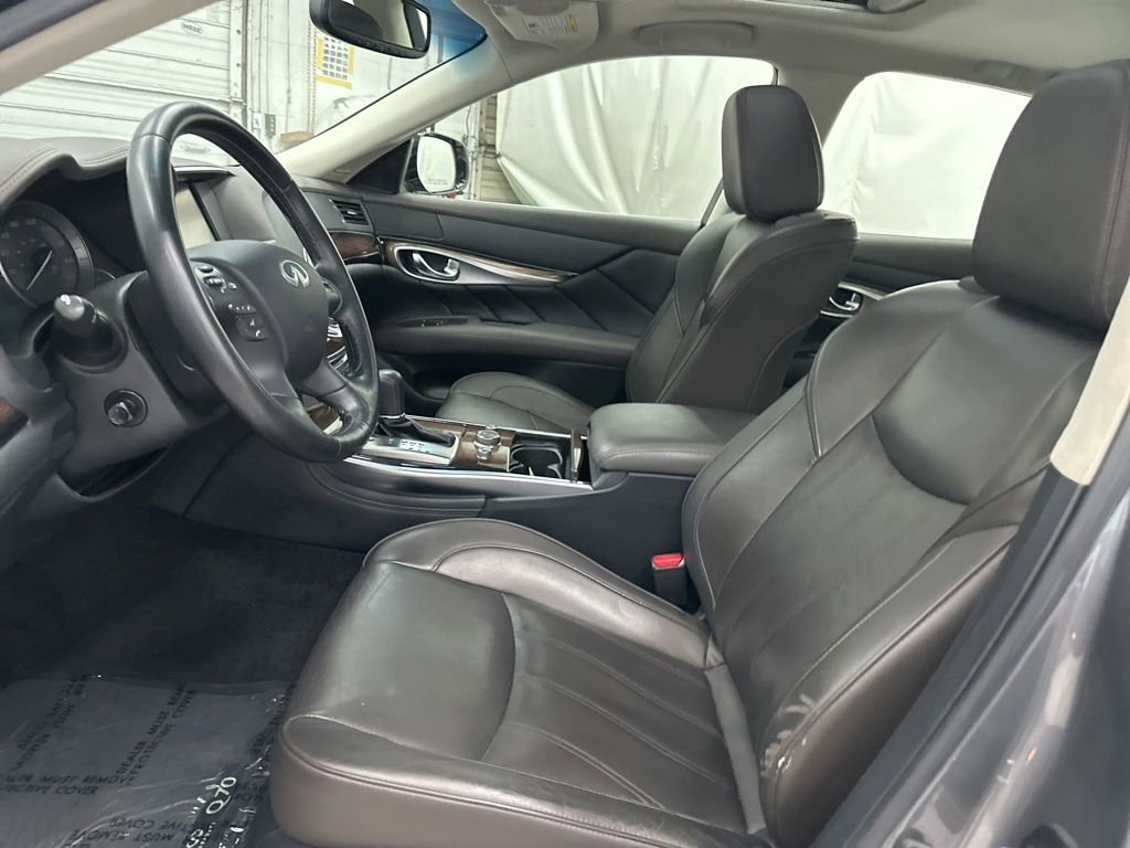 Used 2016 INFINITI Q70 3.7 w/ Deluxe Touring Package RWD image 18