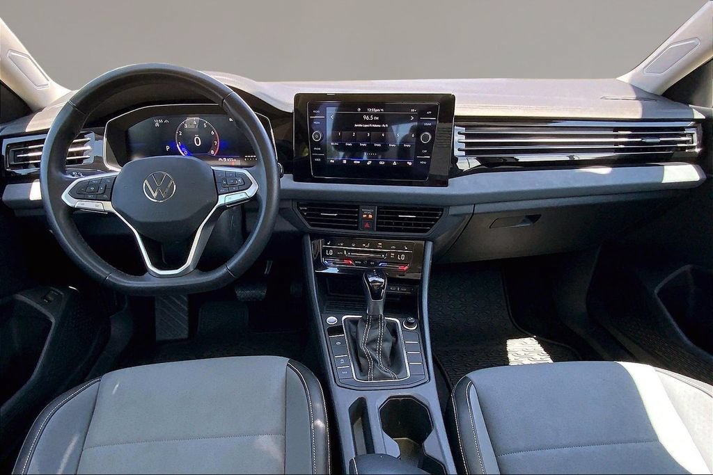 Certified 2025 Volkswagen Jetta SE w/ Sunroof Package FWD image 15