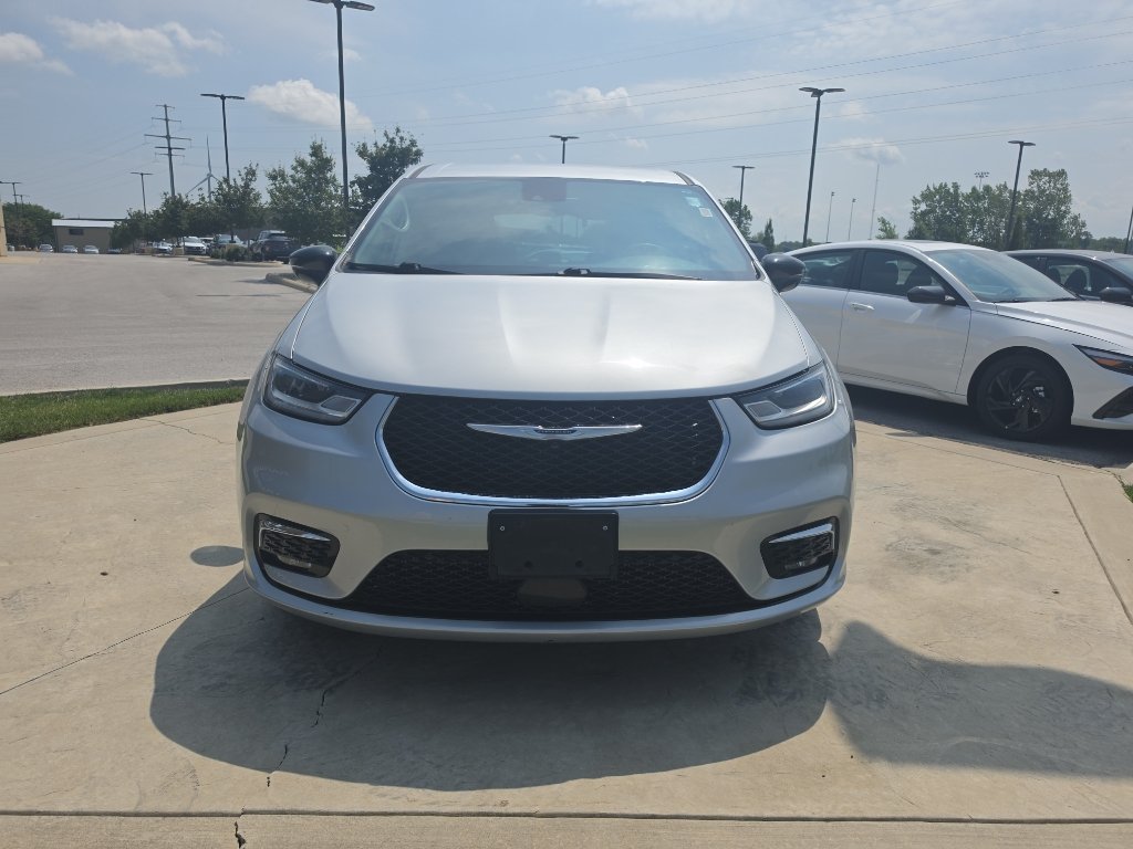 Used 2024 Chrysler Pacifica Touring-L FWD image 2