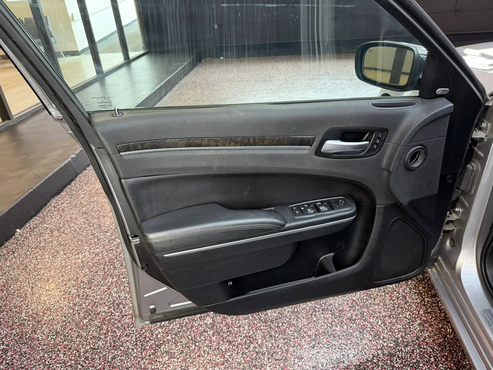 Used 2018 Chrysler 300 Limited RWD image 11