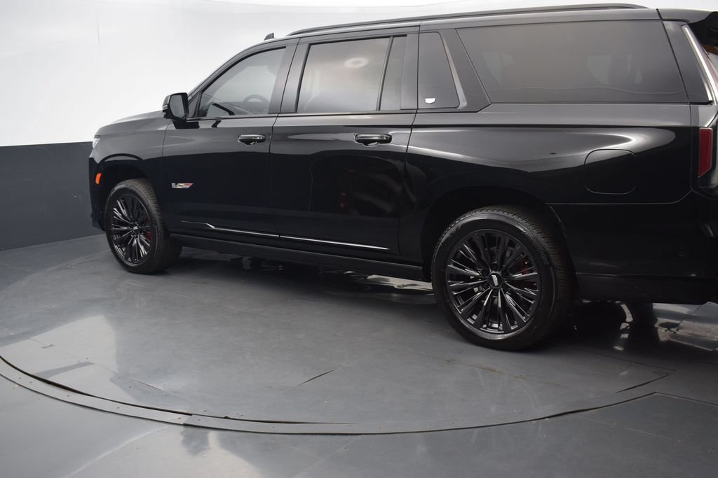 Certified 2023 Cadillac Escalade ESV V w/ Heavy-Duty Trailer Package AWD/4WD image 4