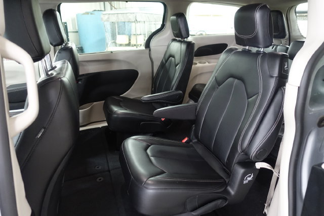 Used 2024 Chrysler Pacifica Touring-L FWD image 18