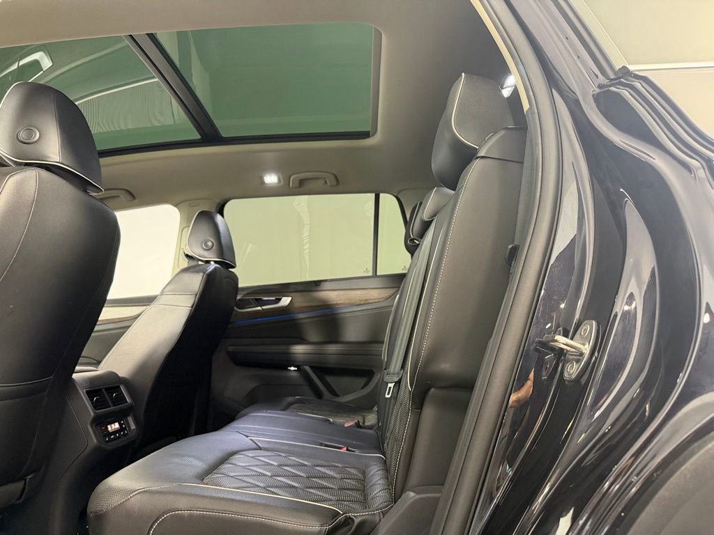 Used 2024 Volkswagen Atlas SEL Premium R-Line image 29