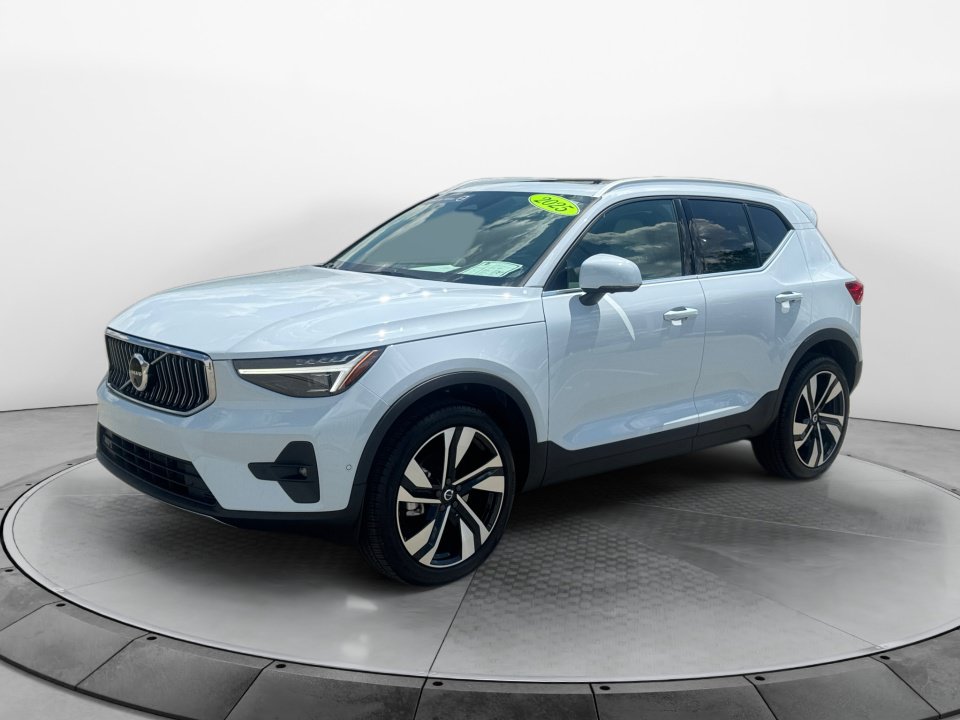 Certified 2025 Volvo XC40 B5 Ultra AWD/4WD image 3