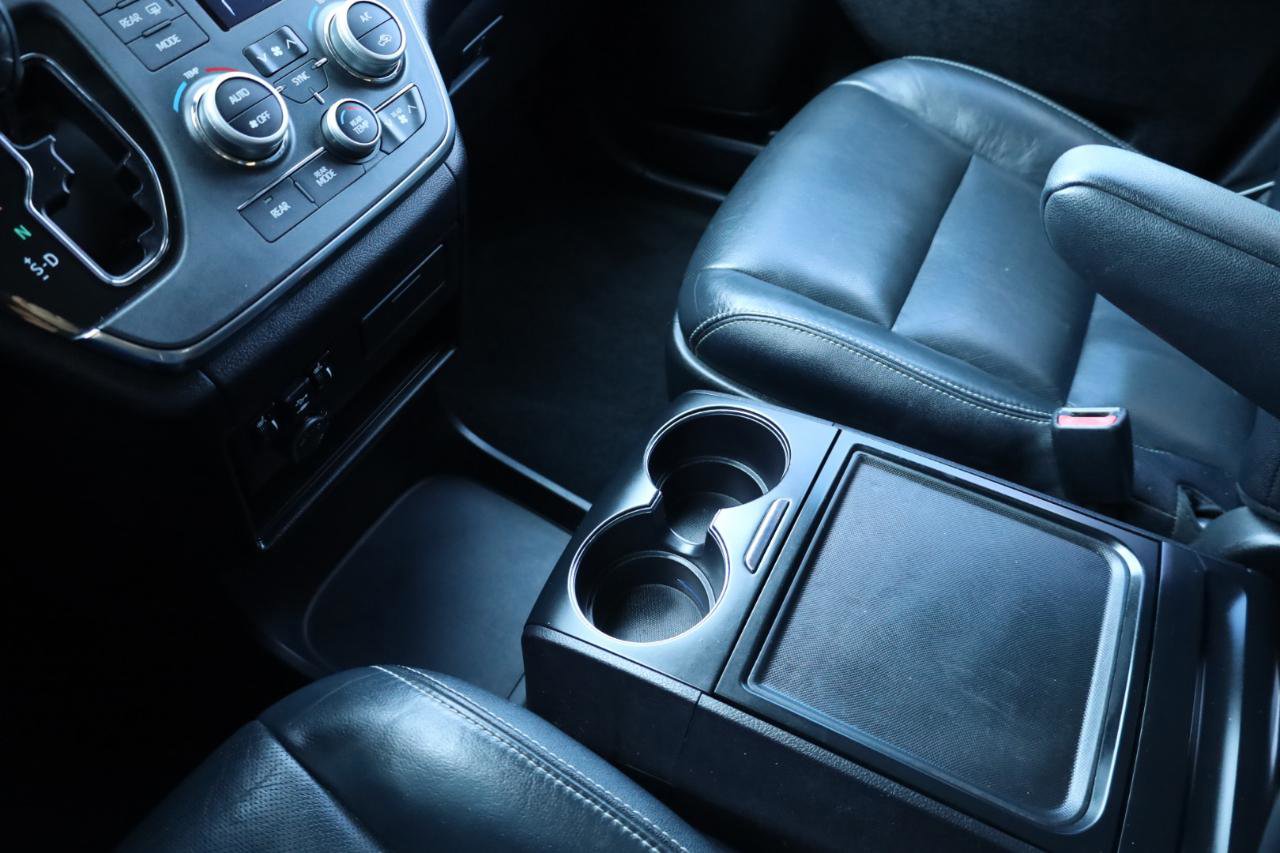 Used 2018 Toyota Sienna SE w/ SE Preferred Package FWD image 10